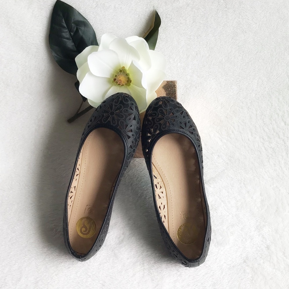 New faux leather cutout flats! Size 6